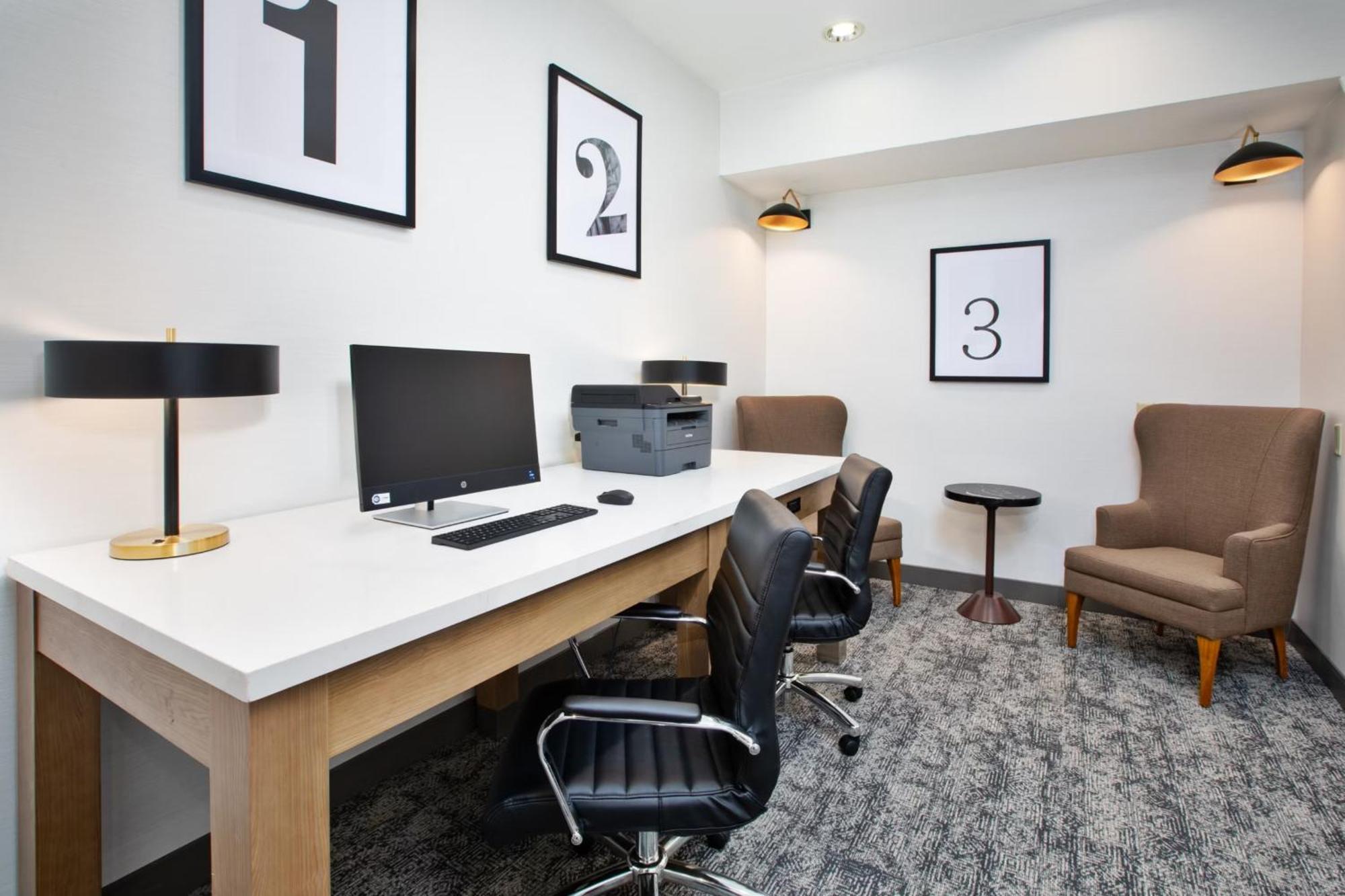 Staybridge 80th And Dodge By Ihg Hotel 3*